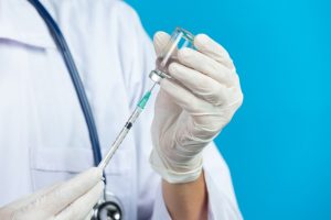 close-up-picture-docter-s-hands-holding-hypodermic-syringe_1150-26688